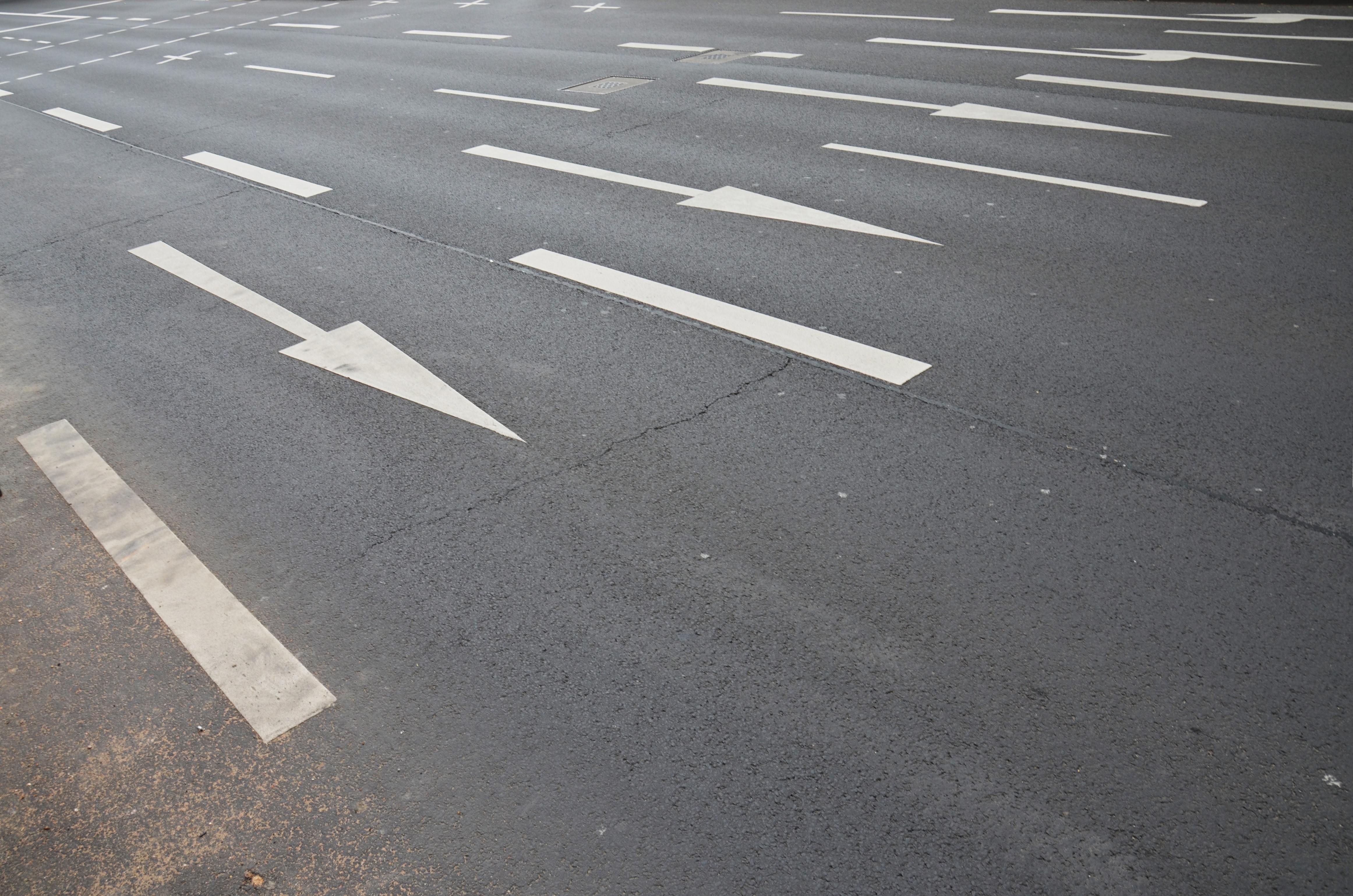 Straßenverkehrssystem – mehrspurige Fahrbahn.jpg